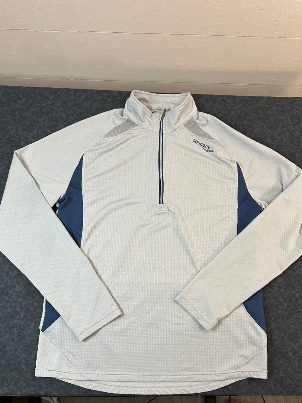 Saucony Men's 1/2 Zip Long Sleeve Running Pullover Gray/Blue Shirt Size Medium